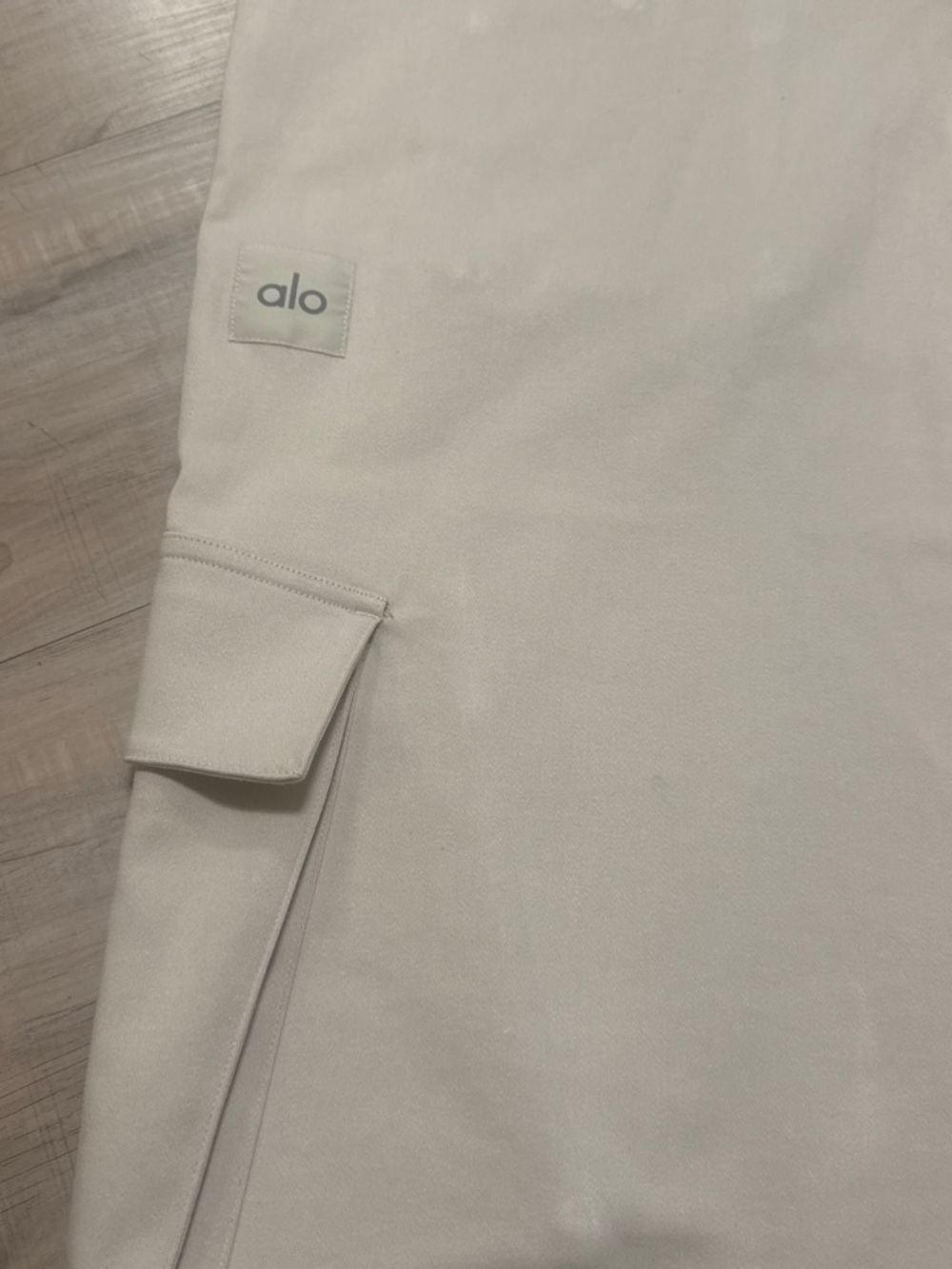 ALO Yoga Men's Cream Cargo Pants with Utility Pockets-M - Picture 5 of 6
